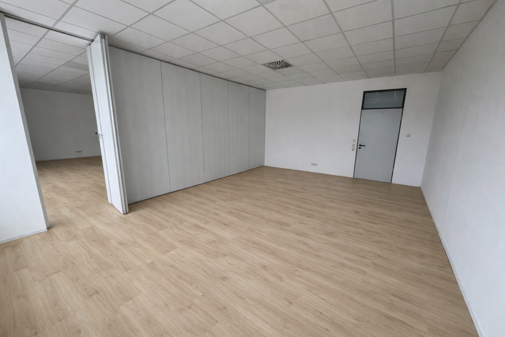 Helle Bürofläche mit Trennwand