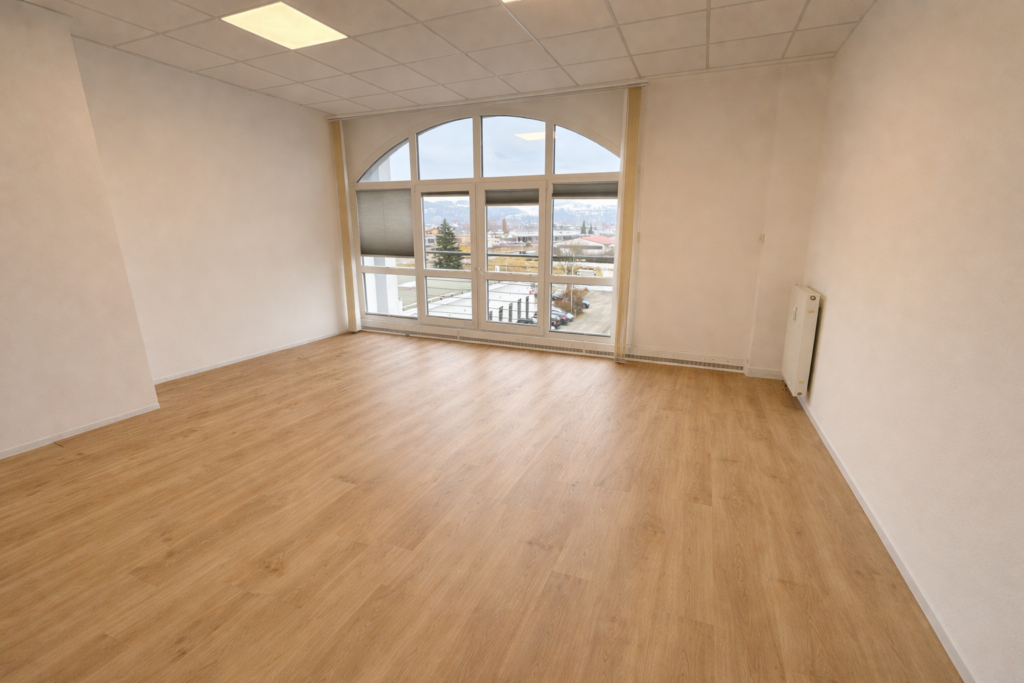 Helles Einzelbüro mit Panoramafenster